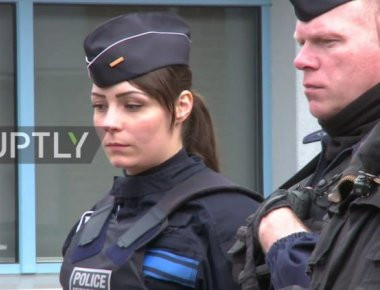 Γαλλία: «Αστακοί» τα εκλογικά κέντρα με πάνοπλους αστυνομικούς και το χέρι «στην σκανδάλη» (βίντεο)